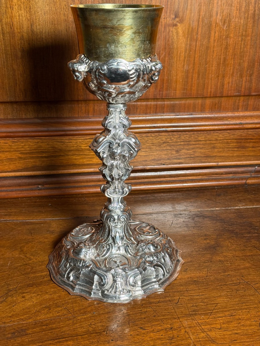 Calice in argento sbalzato in stile Luigi XVI°con sua patena e custodia in pelle 