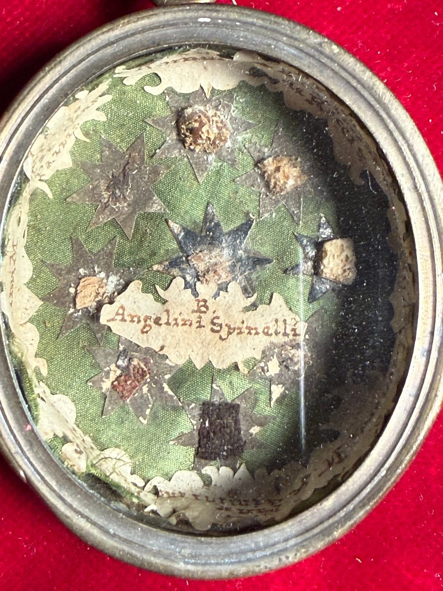 Teca con 9 frammenti di reliquie 