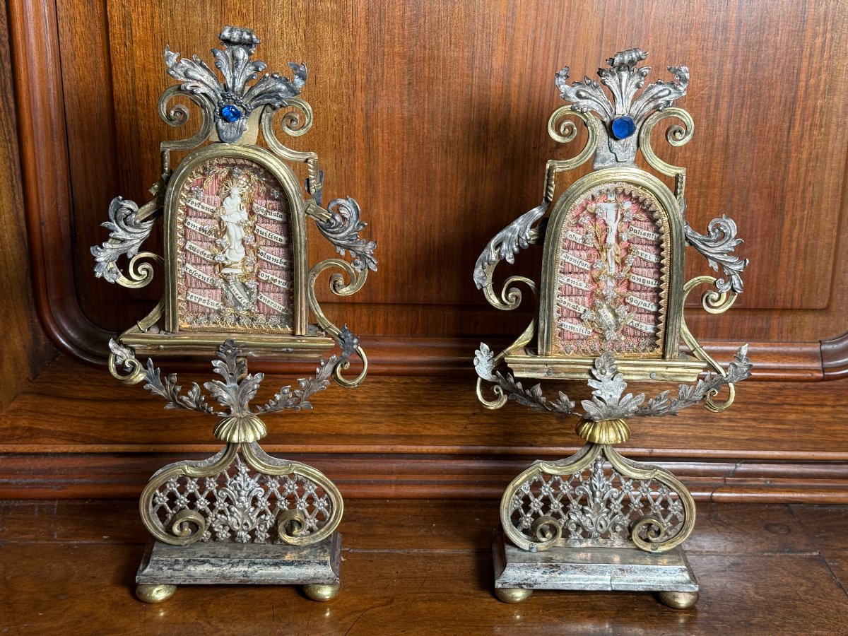 Due reliquiari gemelli in bronzo e argento con all'interno 11 reliquie di santi e sante ciascun