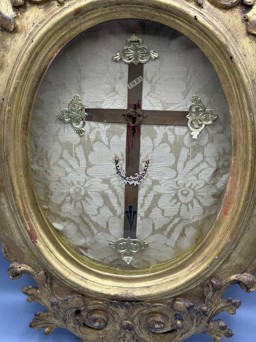 Reliquia della S.Croce di N.S.G.C. in cornice lignea ovale intagliata e dorata  -photo-2