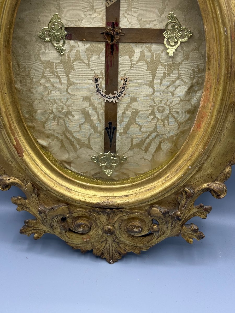 Reliquia della S.Croce di N.S.G.C. in cornice lignea ovale intagliata e dorata  -photo-4