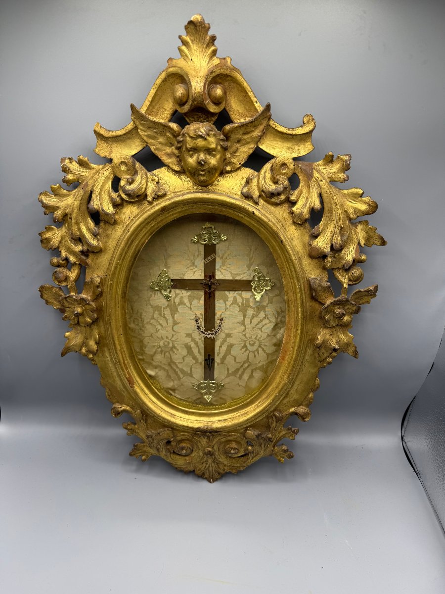 Reliquia della S.Croce di N.S.G.C. in cornice lignea ovale intagliata e dorata  