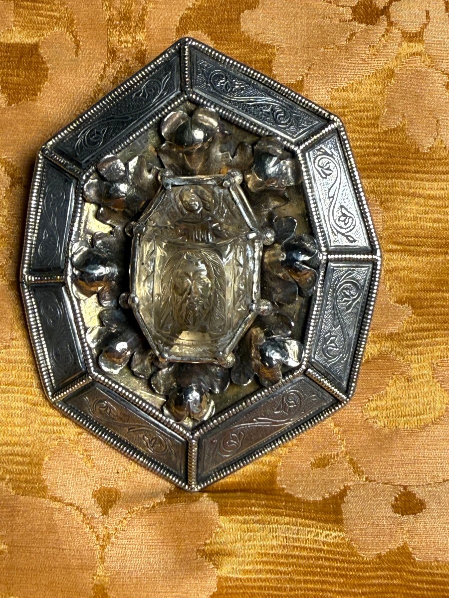 Razionale  per piviale in argento del XVII°sec.con topazio centrale con lavorazione glittica 