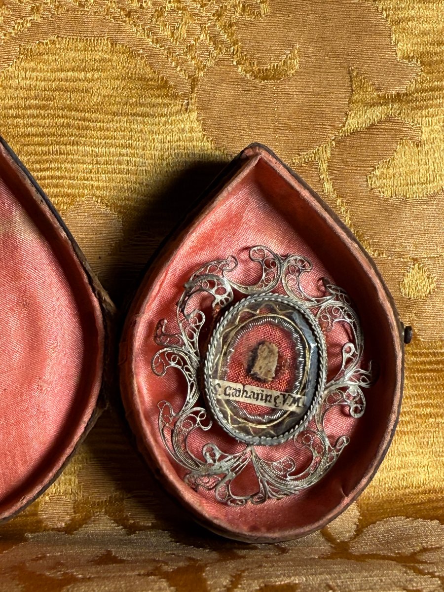 Reliquiario in filigrana d'argento di S.Caterina v.& m. in sua custodia di pelle 