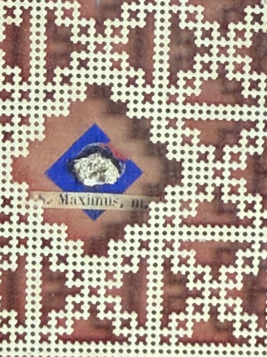 Cadre reliquaire contenant 18 fragments de reliques de saints  Dimensions : 53 x 40 cm-photo-2