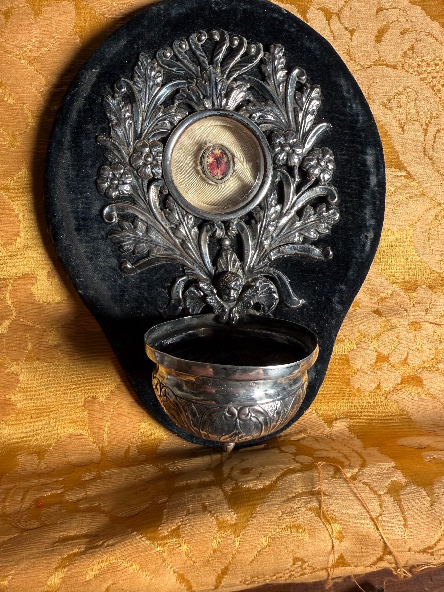 Acquasantiera in argento sbalzato contenente al centro la reliquia della S.Croce di N.S.G.C.