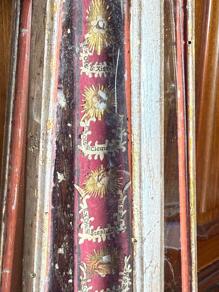 Un reliquaire hexagonal en bois doré, de forme pyramidale, contenant 24 reliques de saints-photo-2