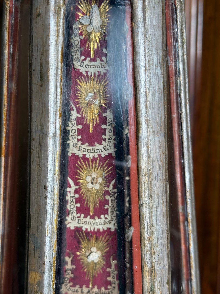 Un reliquaire hexagonal en bois doré, de forme pyramidale, contenant 24 reliques de saints-photo-4