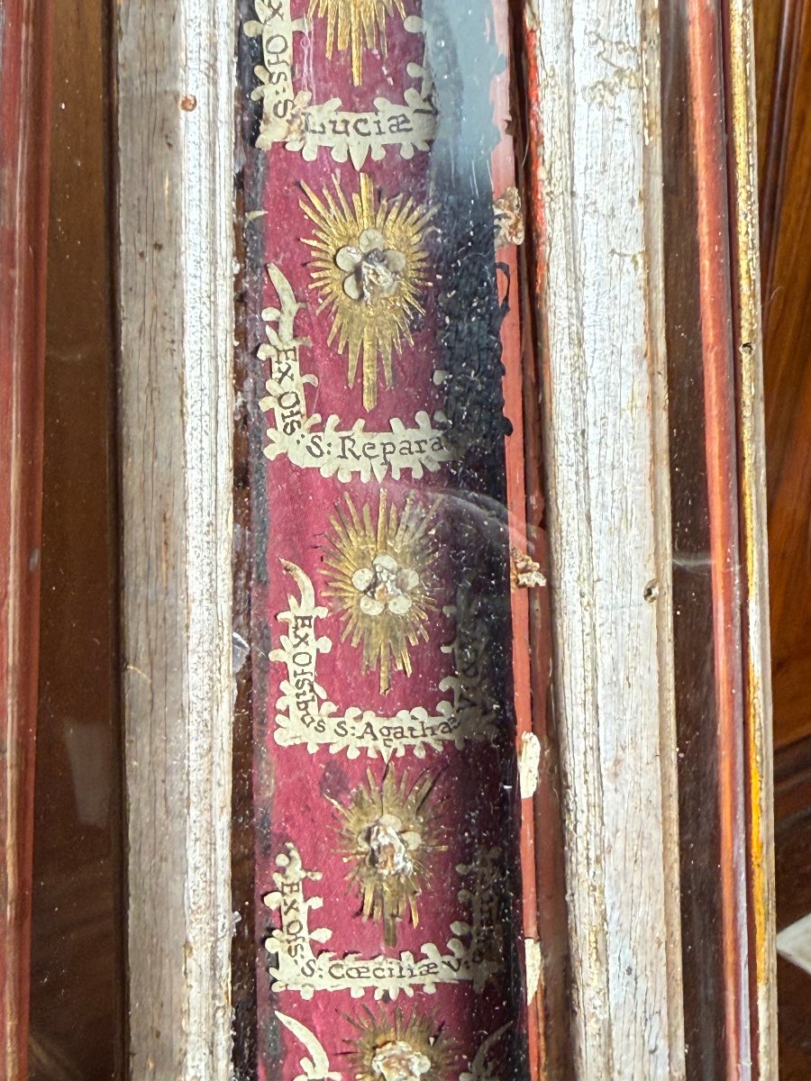 Un reliquaire hexagonal en bois doré, de forme pyramidale, contenant 24 reliques de saints-photo-6