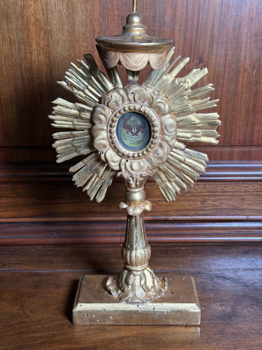 Stauroteca in legno intagliato e dorato ad oro zecchino con teca della S.Croce di N.S.G.C. 