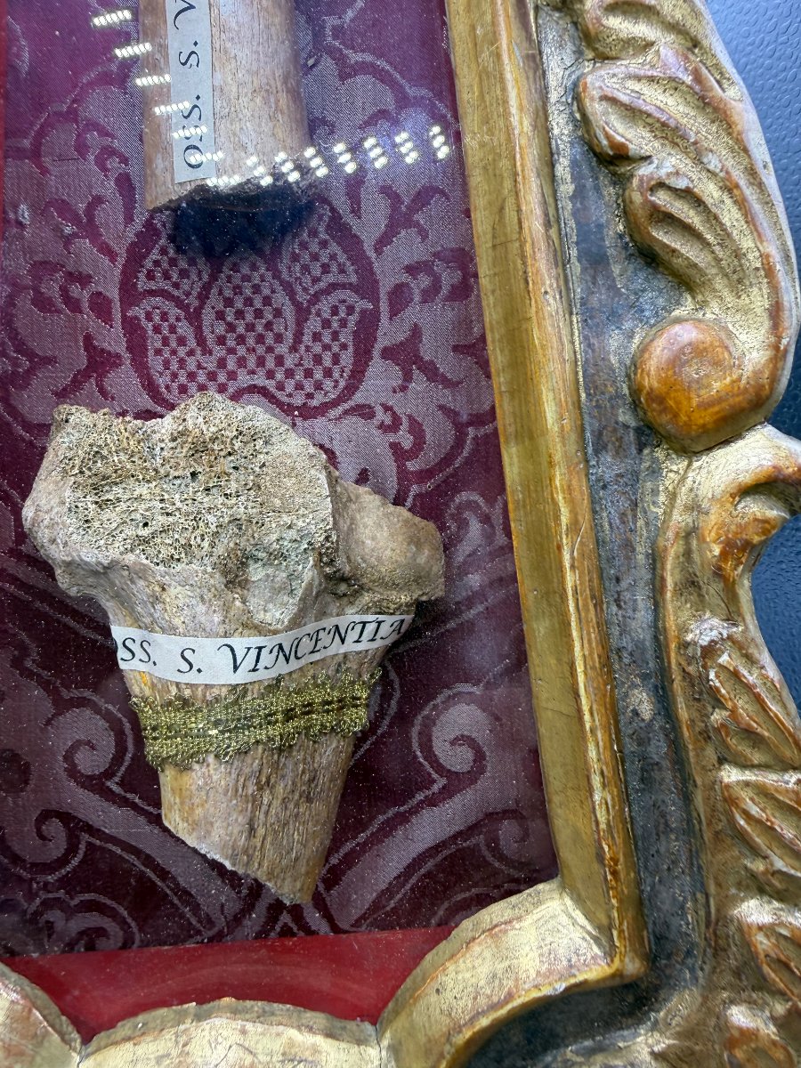 Coppia di reliquiari intagliati e dorati contenenti le Sante Vincenza Innocenza e Gioconda-photo-3