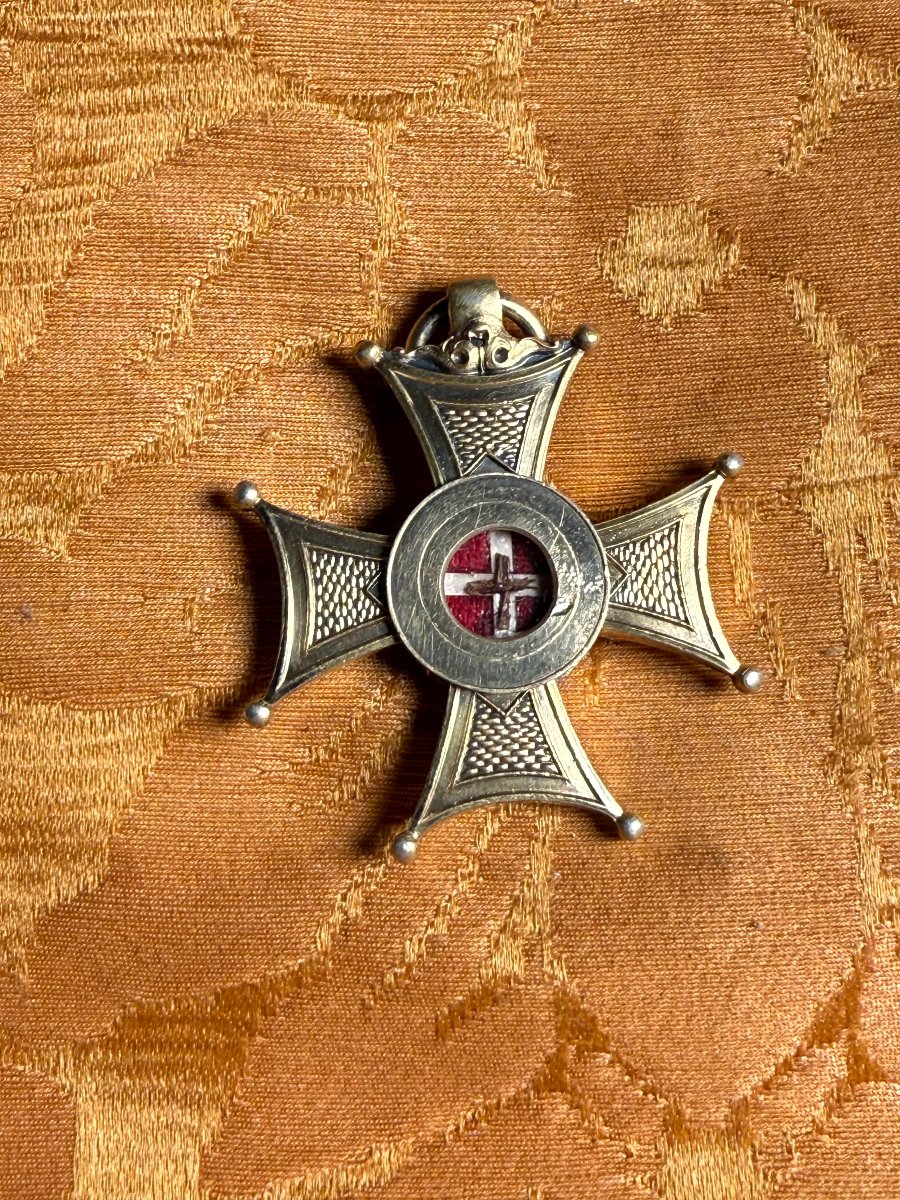 Stauroteca in argento dorato cesellata a croce greca con la reliquia della S.Croce  