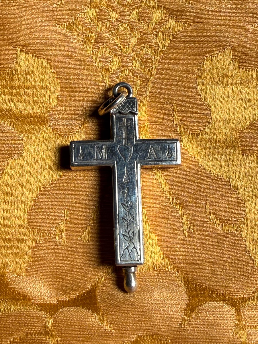 Croce in argento contenente un frammento dell'abito di S.Teresina del Bambin Gesù  -photo-2