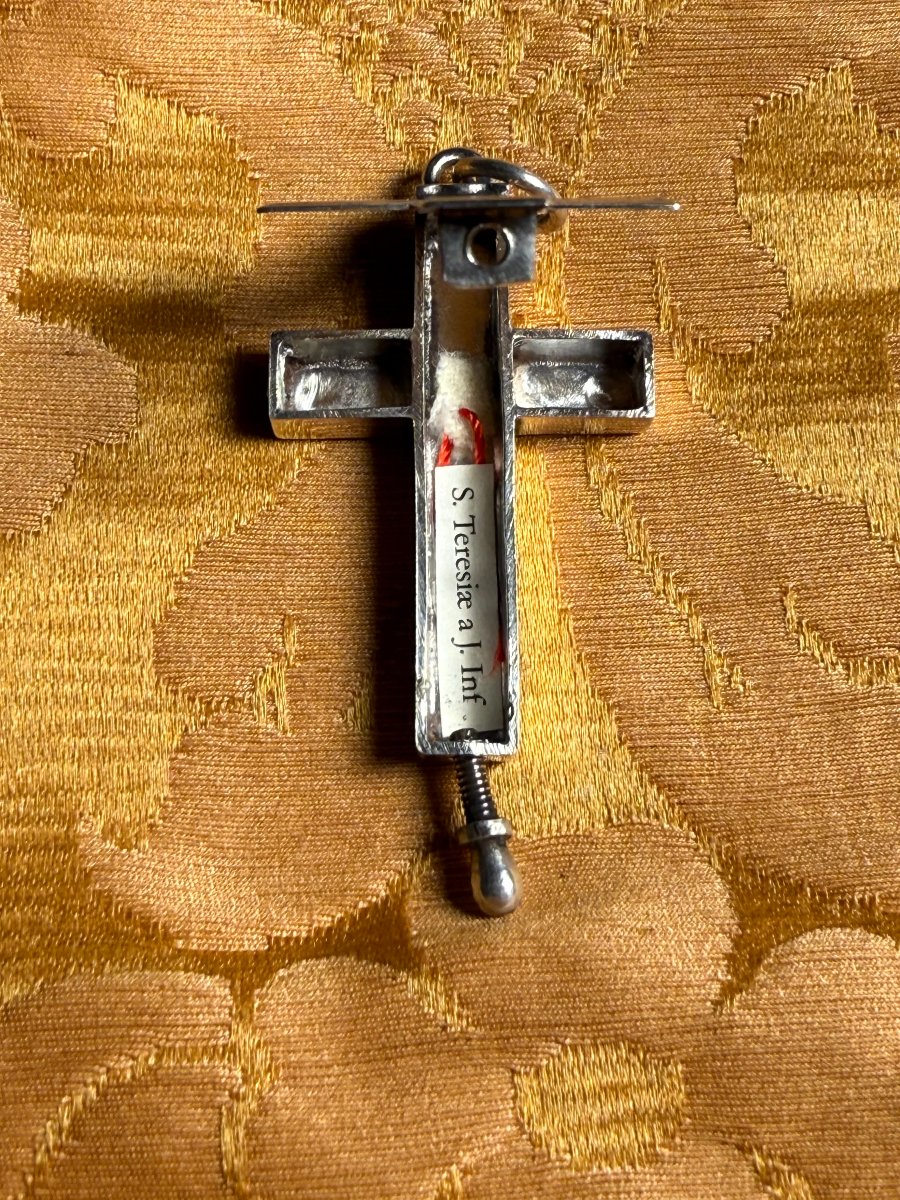 Croce in argento contenente un frammento dell'abito di S.Teresina del Bambin Gesù  -photo-3