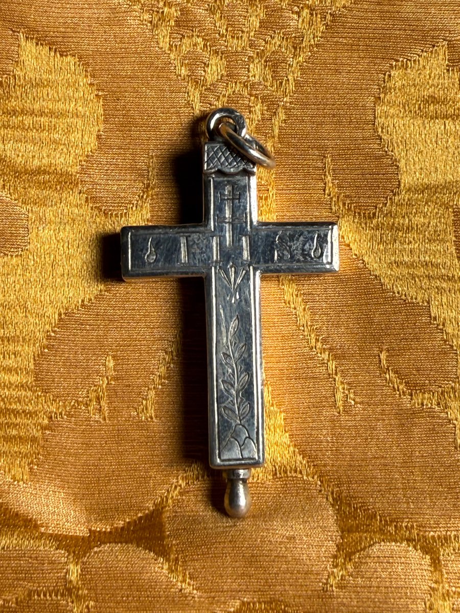Croce in argento contenente un frammento dell'abito di S.Teresina del Bambin Gesù  
