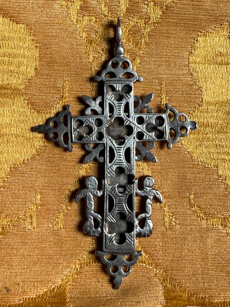 Croce in  argento cesellato 