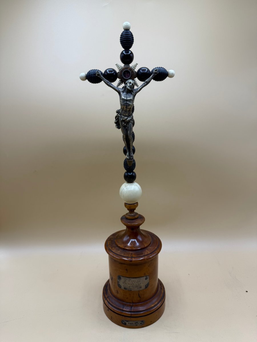 Crocifisso da tavolo del 1859 in argento ed essenze in legno con reliquia della S.Croce  Misure