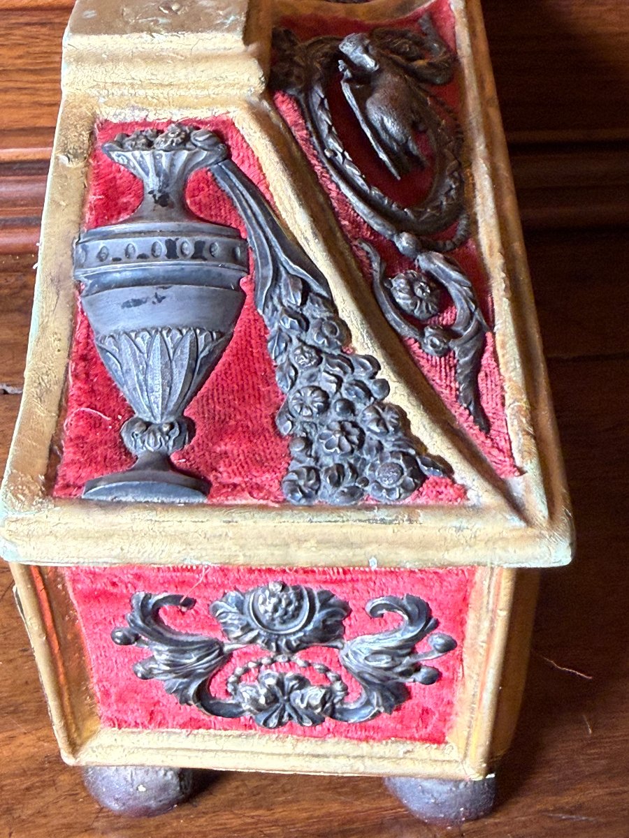 Cofanetto per i grani del Cero Pasquale in legno rivestito di velluto con riporti in argento -photo-4