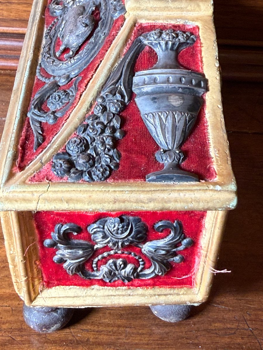 Cofanetto per i grani del Cero Pasquale in legno rivestito di velluto con riporti in argento -photo-1