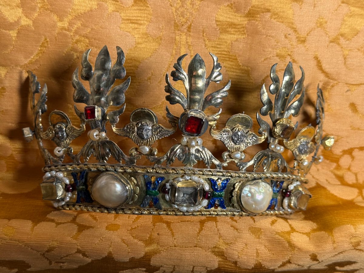 Diadema in argento del XVIII° con perle scaramazze vetri colorati tagliati a gioiello e smalti 