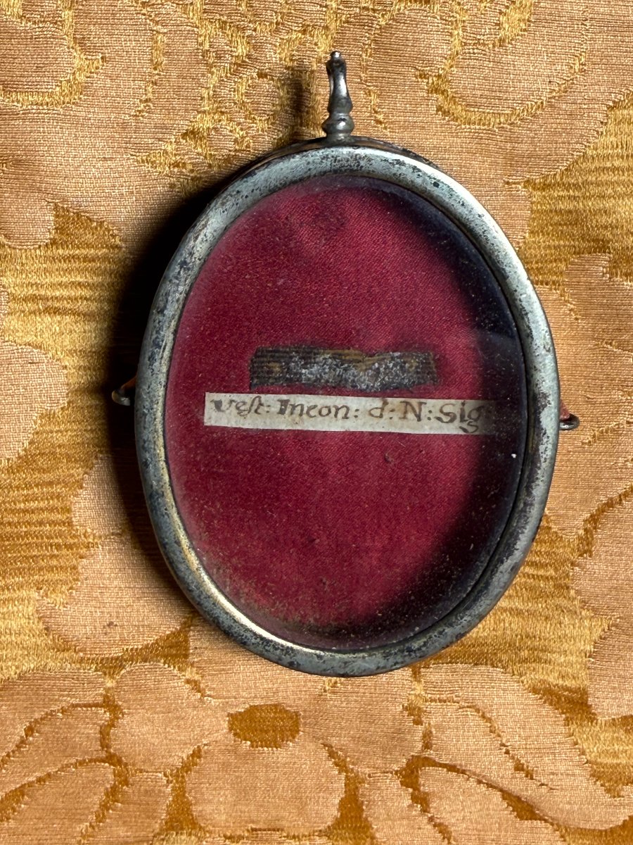 Reliquiario in argento contenente un importante frammento della "Veste incorrotta" di N.S.G.C. 