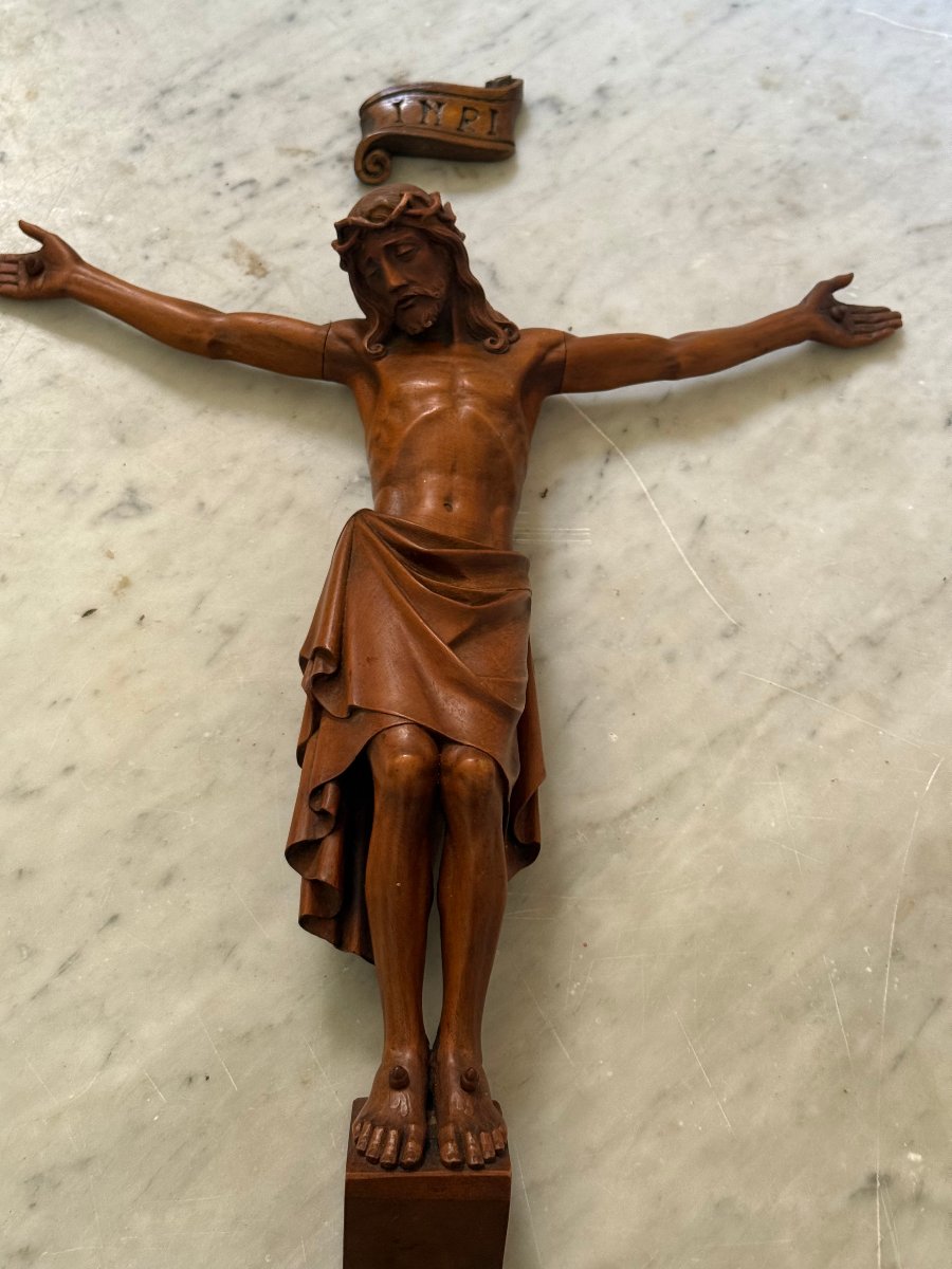 Crocifisso in legno scolpito con suo cartiglio 