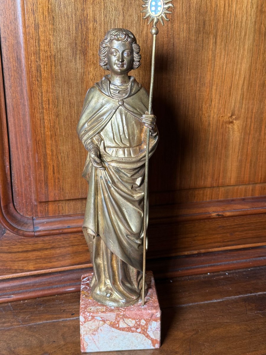 Statuetta in bronzo raffigurante un angelo portante nella mano sinistra un' asta con reliquia