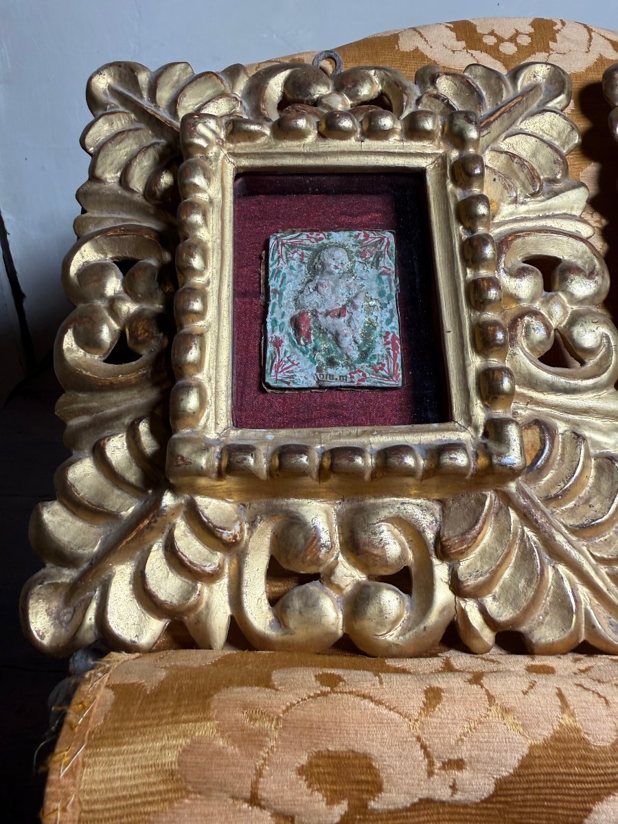 Cornice intagliata e dorata ad oro zecchino fine XVII inizi XVIII contenente una pasta di Santi