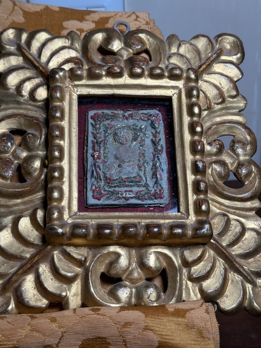 Cornice intagliata e dorata ad oro zecchino fine XVII inizi XVIII con una pasta di Santi Martir