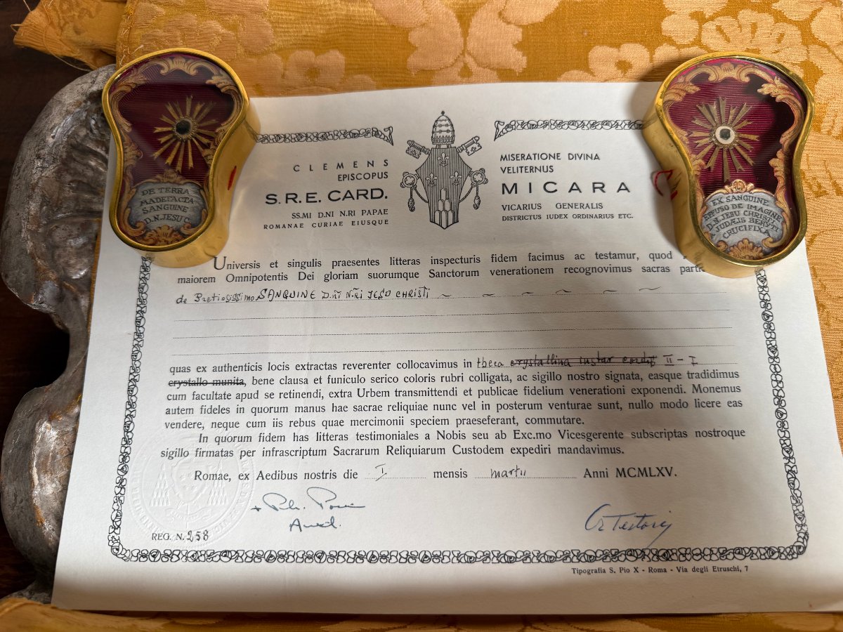 De teche reliquiario contenenti parti del sangue di N.S.G.C.