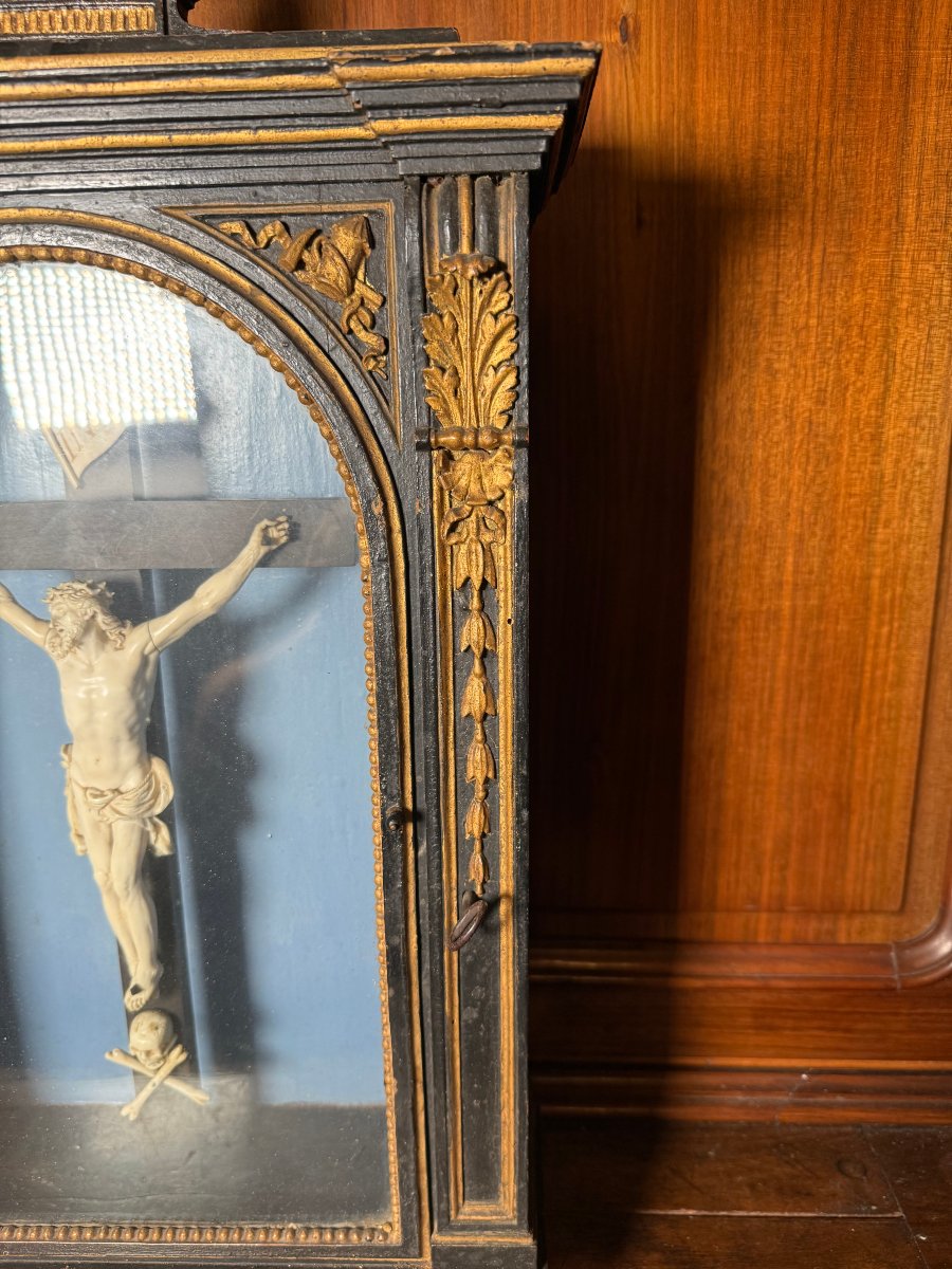 Teca lignea dipinta in nero ebano con decorazioni intagliate in oro zecchino con Cristo in avor-photo-2
