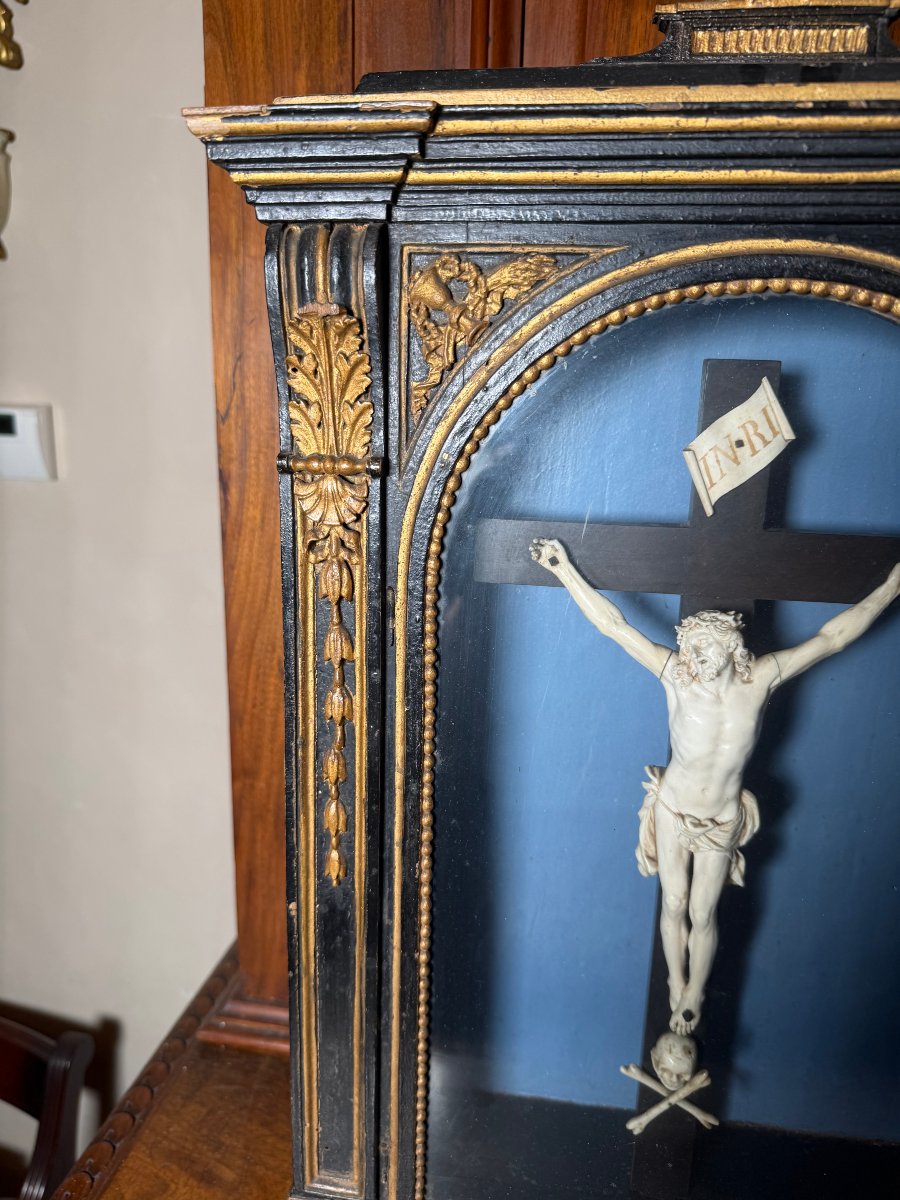 Teca lignea dipinta in nero ebano con decorazioni intagliate in oro zecchino con Cristo in avor-photo-3