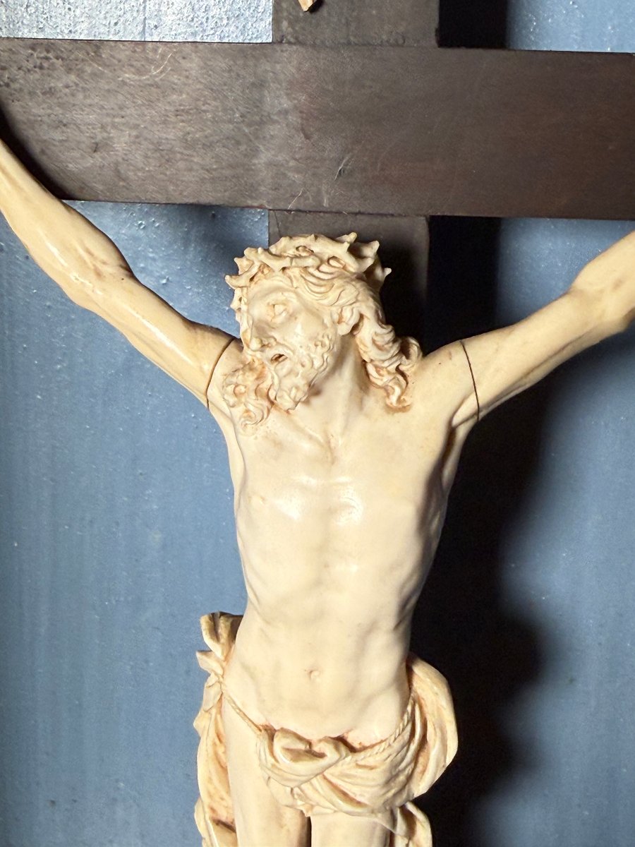 Teca lignea dipinta in nero ebano con decorazioni intagliate in oro zecchino con Cristo in avor-photo-2