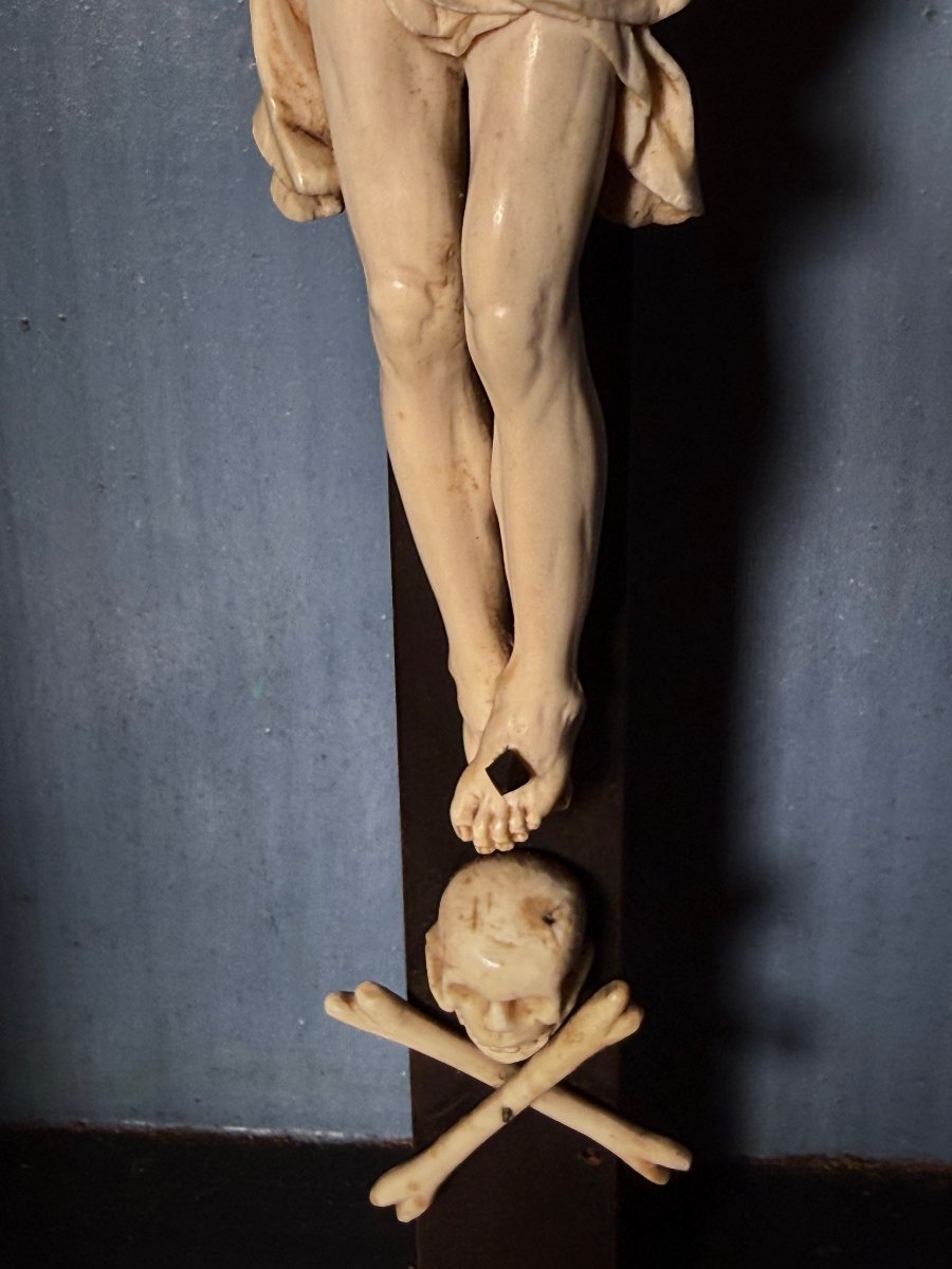 Teca lignea dipinta in nero ebano con decorazioni intagliate in oro zecchino con Cristo in avor-photo-3
