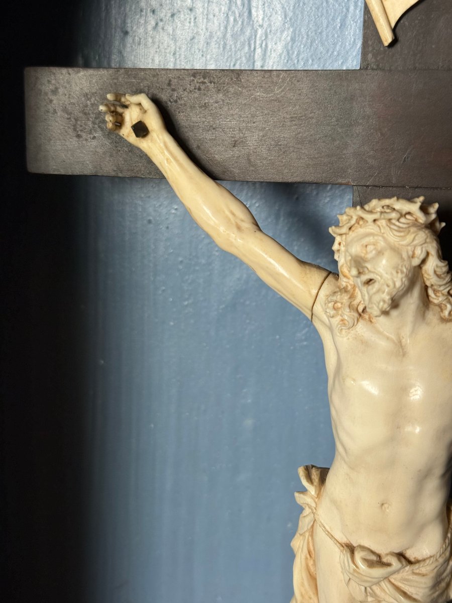 Teca lignea dipinta in nero ebano con decorazioni intagliate in oro zecchino con Cristo in avor-photo-5