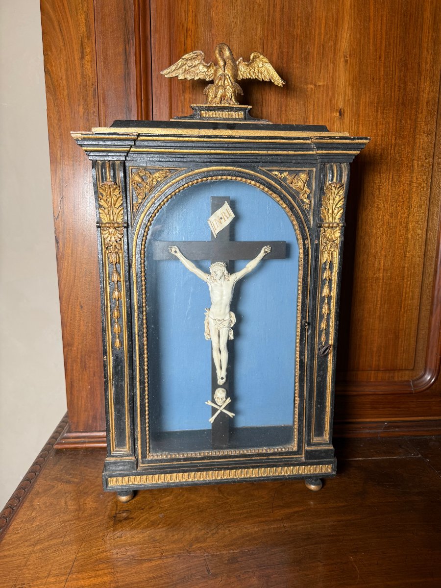 Teca lignea dipinta in nero ebano con decorazioni intagliate in oro zecchino con Cristo in avor