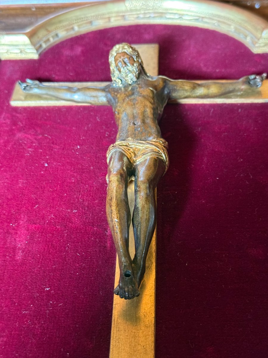 Crocifisso del XVII° secolo in bronzo lumeggiato oro entro cornice moderna 