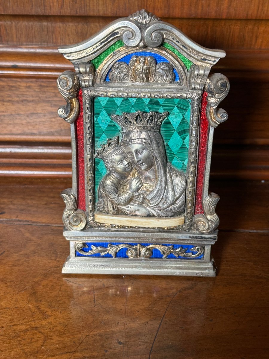 Pace in argento sbalzato con riporti in smalto e malachite com Maria SS e Gesù Bambino 