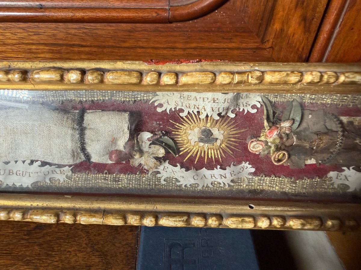 Reliquiario in legno sagomato  intagliato e dorato contenente delle reliquie della Beata Giovan-photo-2
