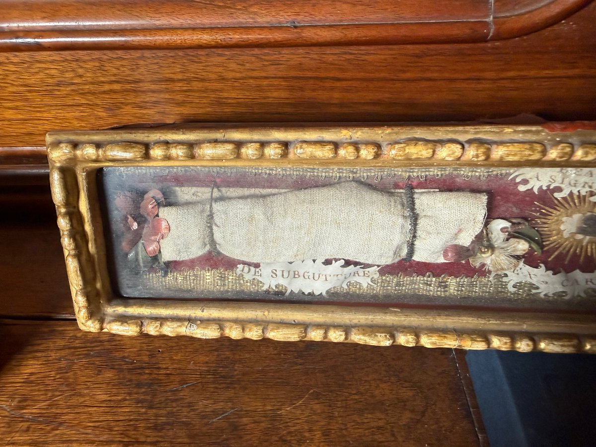 Reliquiario in legno sagomato  intagliato e dorato contenente delle reliquie della Beata Giovan