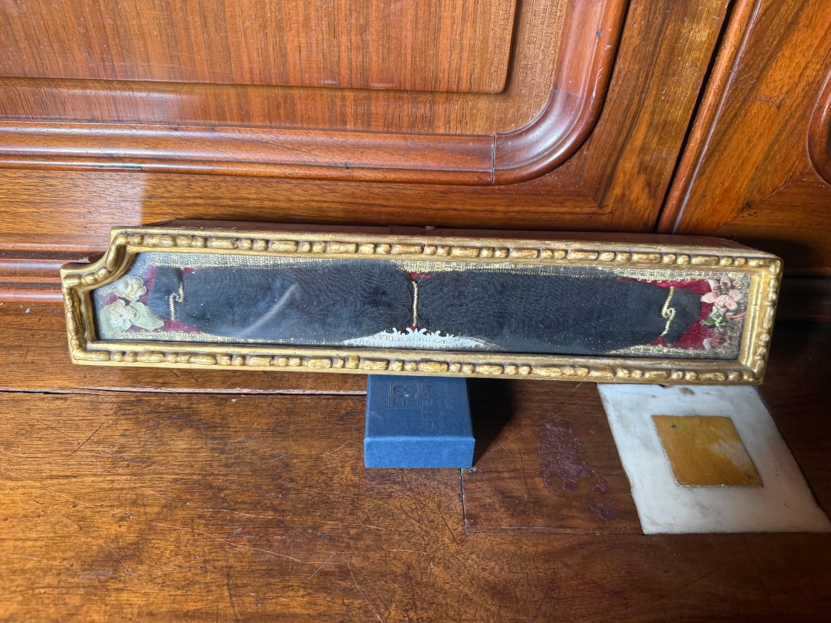 Reliquiario in legno sagomato  intagliato e dorato contenente delle reliquie della B. Rosa da V
