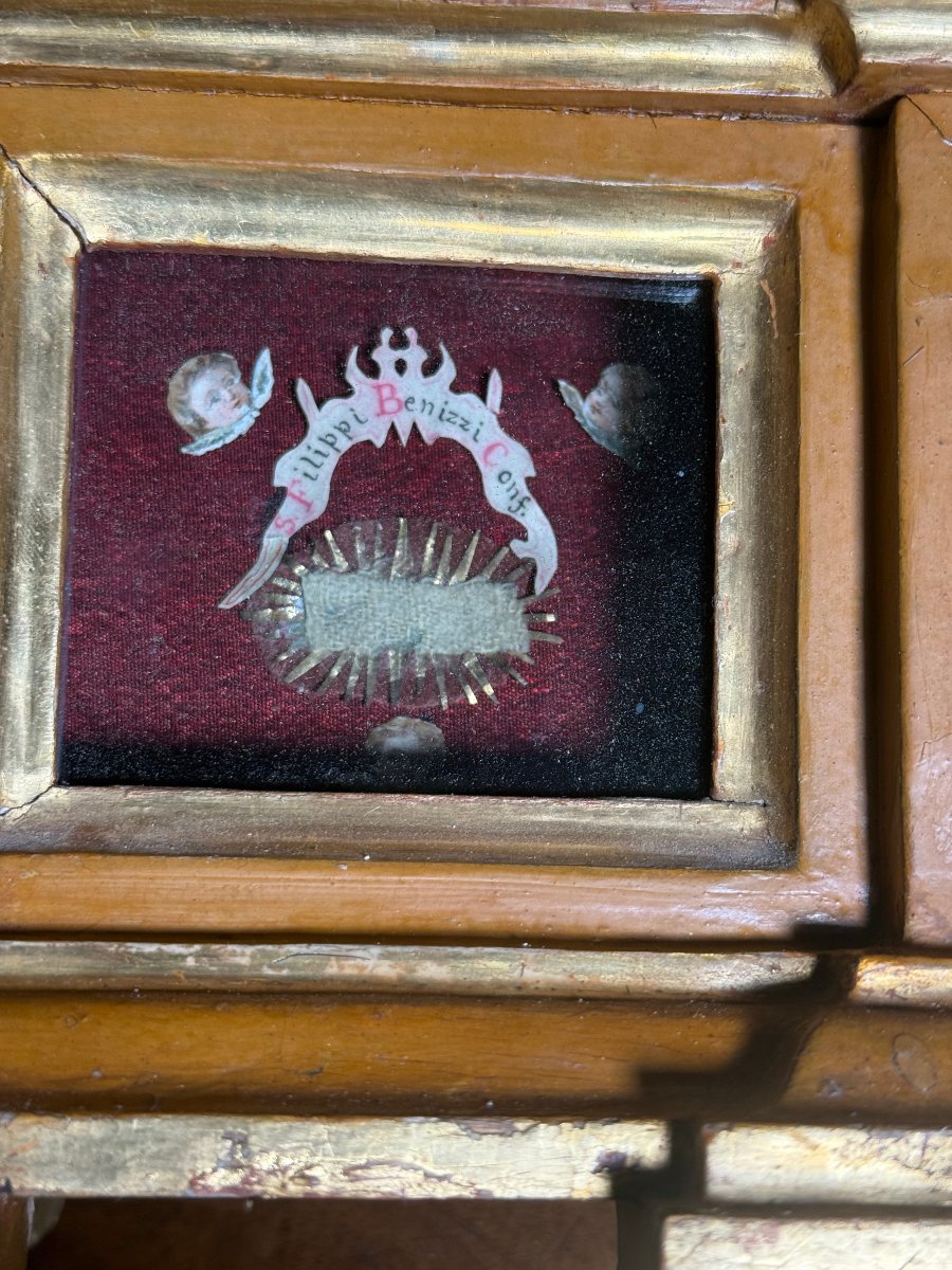 Reliquiario a cassetta del secolo XVII° in legno  dorato contenente delle reliquie di 5 Santi-photo-2