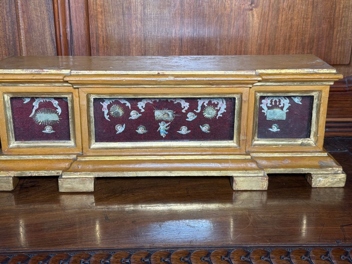Reliquiario a cassetta del secolo XVII° in legno  dorato contenente delle reliquie di 5 Santi