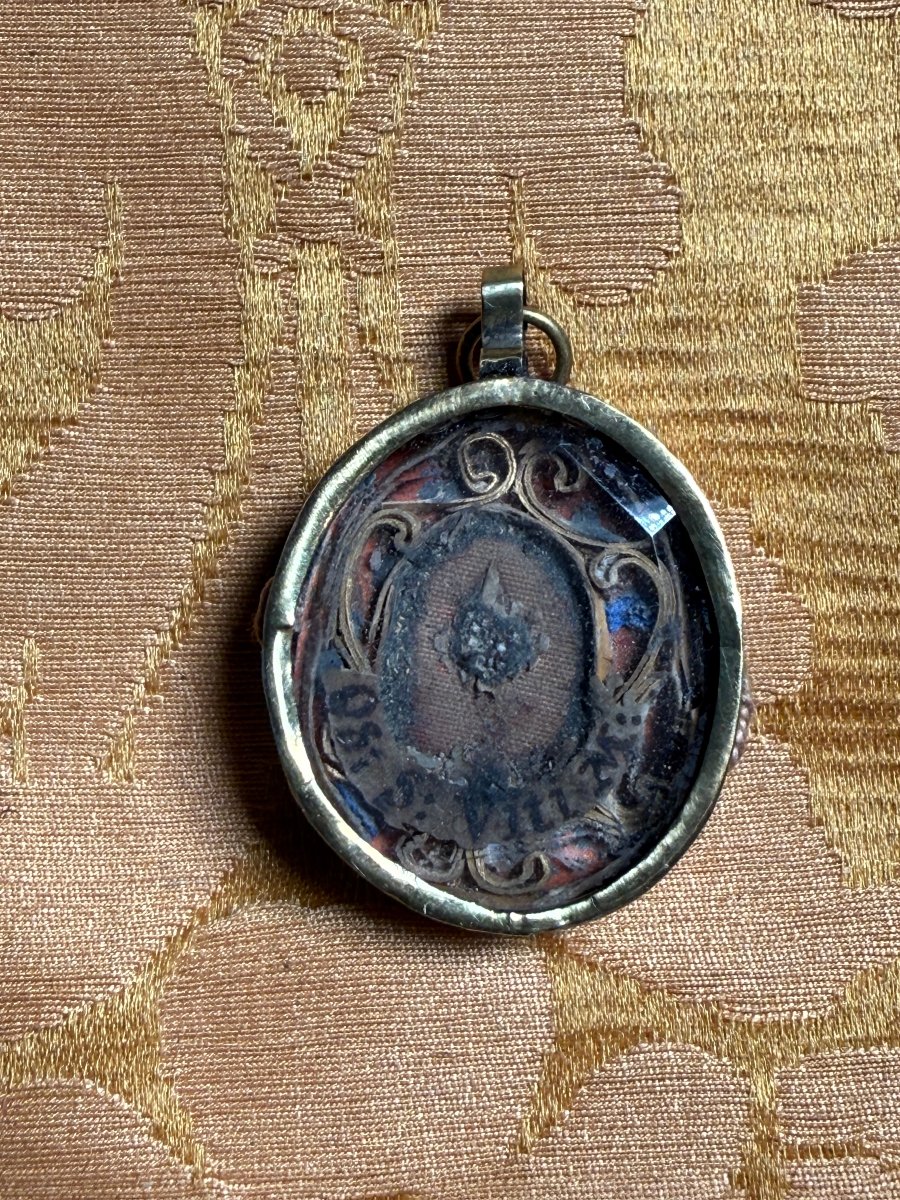 Teca in metallo con all'interno un frammento di reliquia di S.Vito martire 