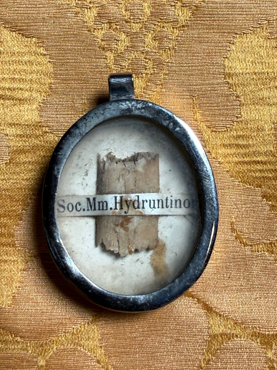 Teca in metallo con all'interno un frammento di reliquia di S. Martire di Otranto
