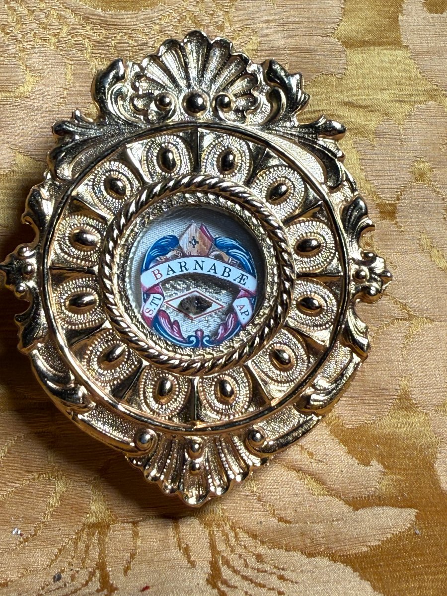 Teca in metallo dorato con miniature all'interno e un frammento di reliquia di S.Barnaba Ap. 