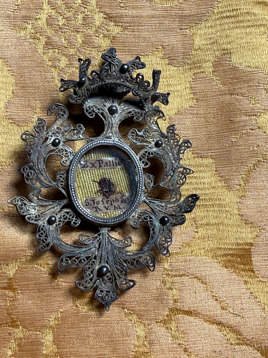 Teca in filigrana d'argento con la reliquia del mantello di S.Giuseppe