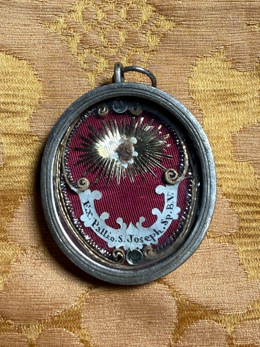 Teca in metallo con la reliquia del mantello di S.Giuseppe 