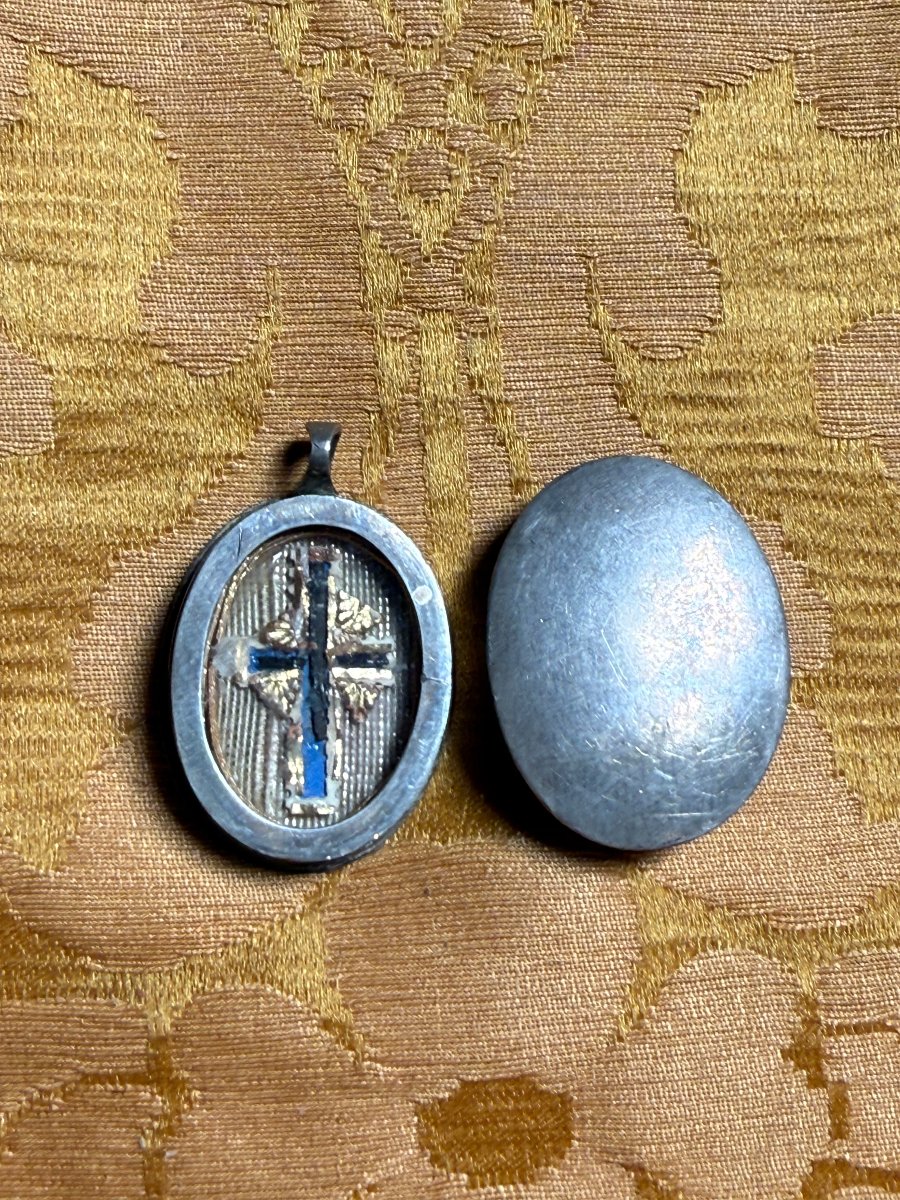 Teca in argento con chiusura con reliquia della S.Croce 