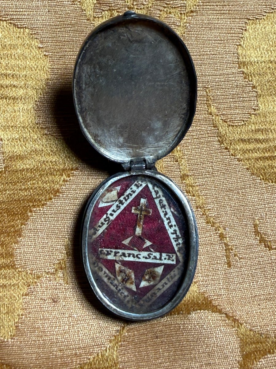 Teca in argento con chiusura a sportello con reliquia della S.Croce e altri 5 santi 